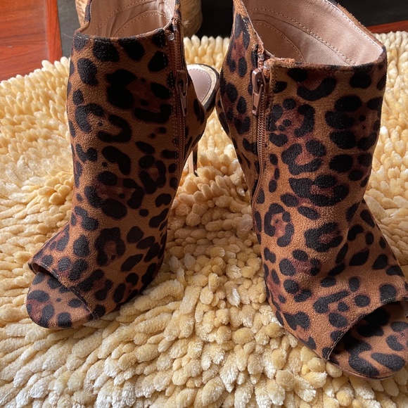 Stylish & Sophisticated  cheetah print heels - Picture 1 of 5